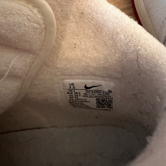 Nike - White & Red Air Force 1 High Sneakers - Picture 6 of 8